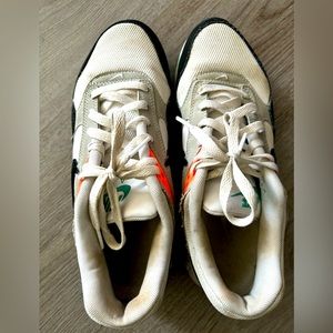 Nike women’s sneakers. Size 8.